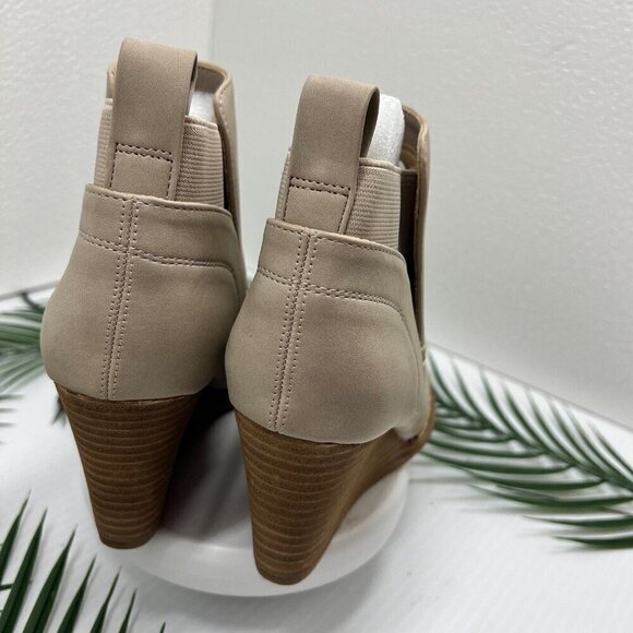 DV by Dolce Vita Gerdy Beige Perforated Round Toe Wedge Heel Booties Size 9.5 NW - Picture 9 of 11
